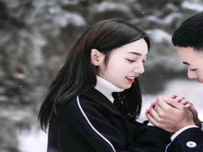 男子与女子一起擦APP,情侣互动擦APP，环保甜蜜两不误-2